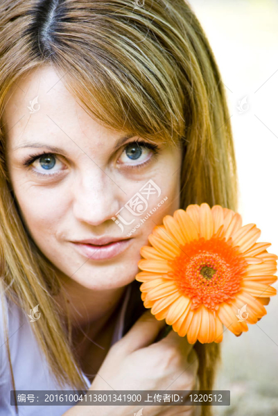 美麗的年輕女人與花