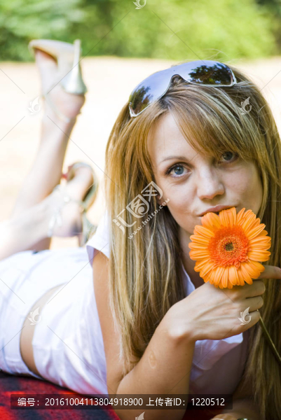 美麗的年輕女人與花