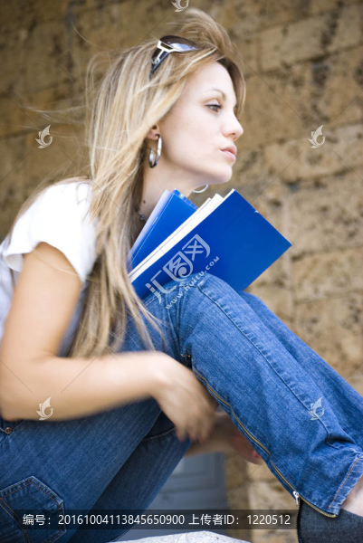 美麗的年輕女人讀書