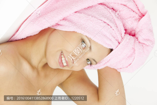 年輕婦女戴頭巾的肖像