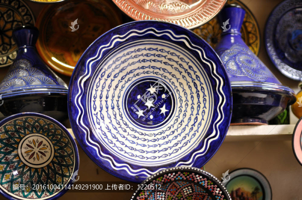 在馬拉喀什出售的彩色板；摩洛哥