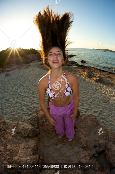 在日落時分享受海灘的瘋狂美女