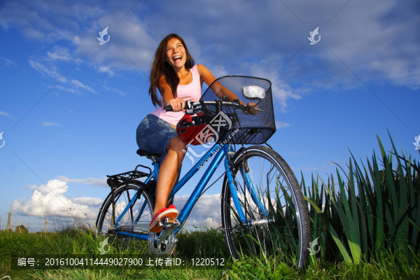 女人騎自行車