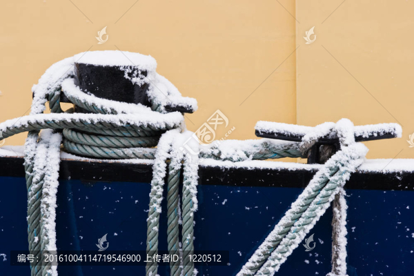 船用繩索覆蓋著冬天的雪