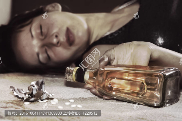 死于藥丸和酒精