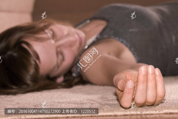 地板上的死女人