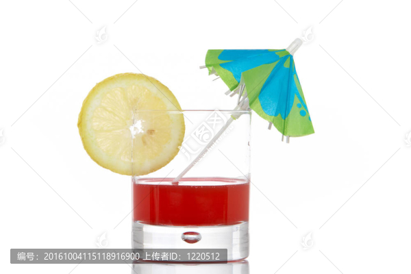 帶雨傘的紅色果汁
