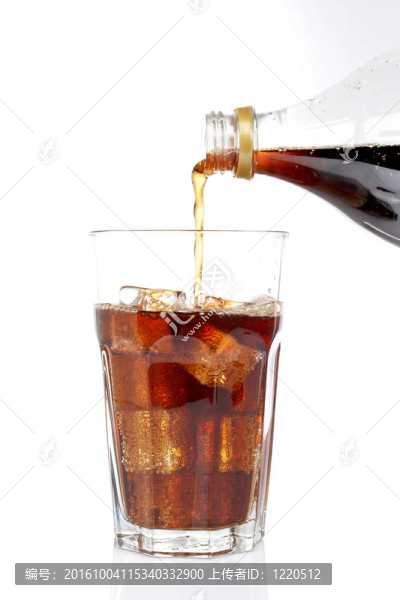 在杯子里倒了蘇打水