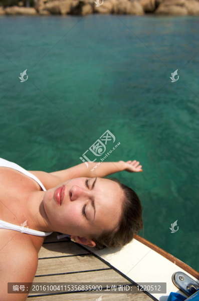 漂亮的女人喜歡她的旅行在帆船