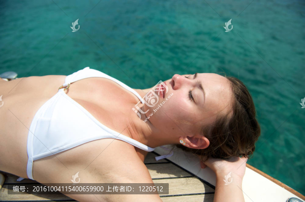 漂亮的女人喜歡她的旅行在帆船