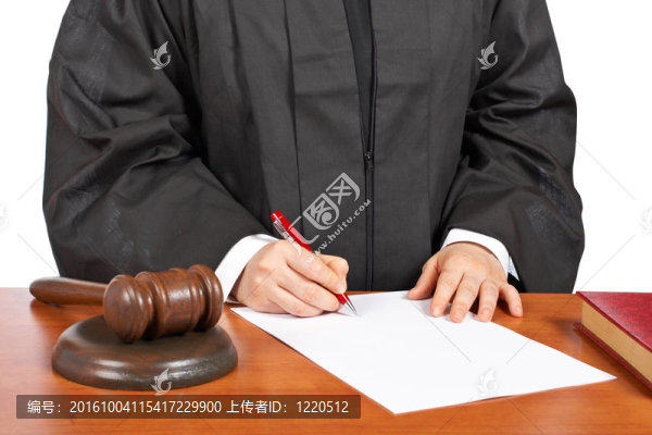 女性法官在法庭上的命令