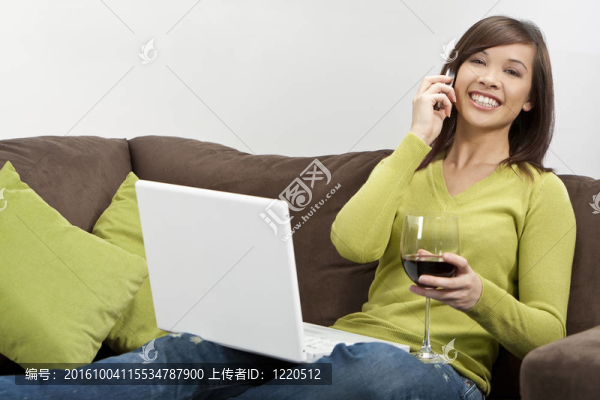 亞洲女人用手機(jī)在手機(jī)上喝酒