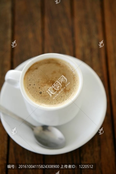 乳白色的柚木咖啡杯