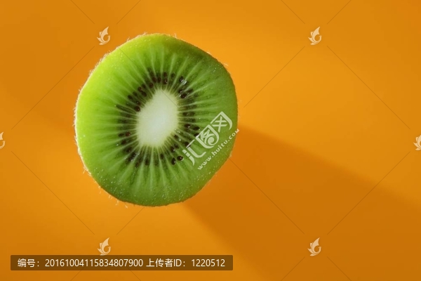 綠色獼猴桃切片在鮮艷的橙色背景；