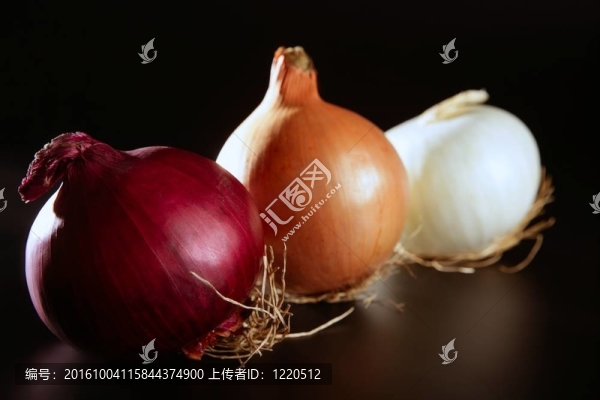 三個(gè)五顏六色的不同的洋蔥