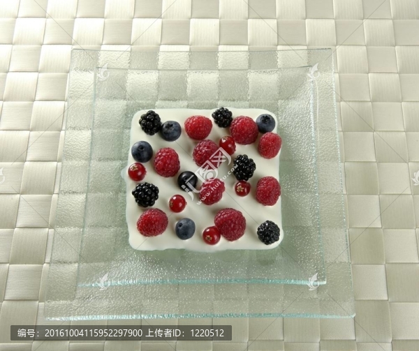 多種漿果和奶油的混合