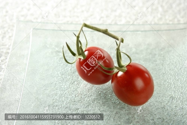 兩個(gè)櫻桃番茄特寫(xiě)