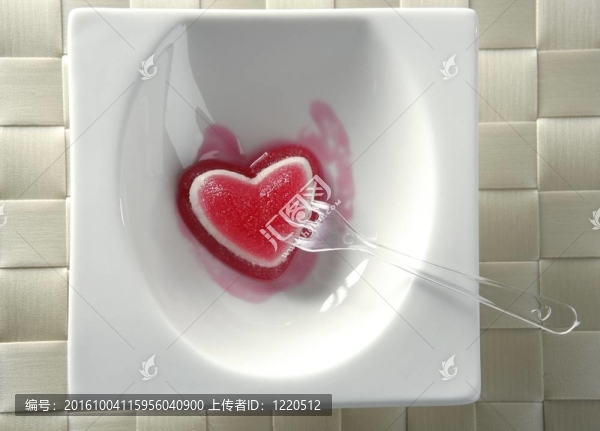 吃一個(gè)果凍草莓血腥的心