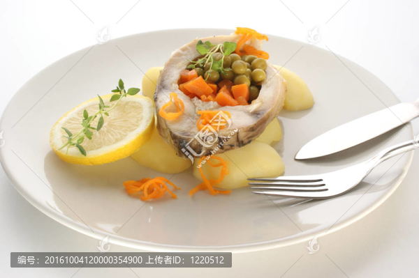 有機(jī)土豆與健康蔬菜鯉魚
