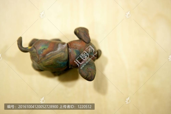 橡皮泥棕色的狗在楓木