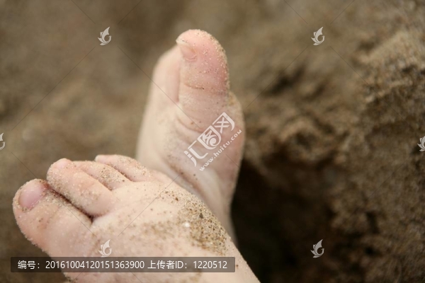 嬰兒在沙灘上的腳