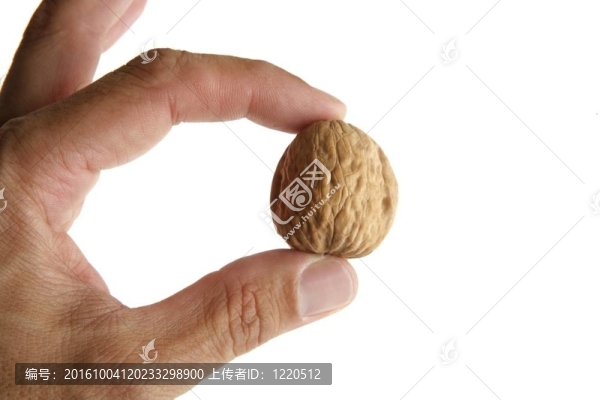 人的兩個(gè)手指握著一個(gè)螺母