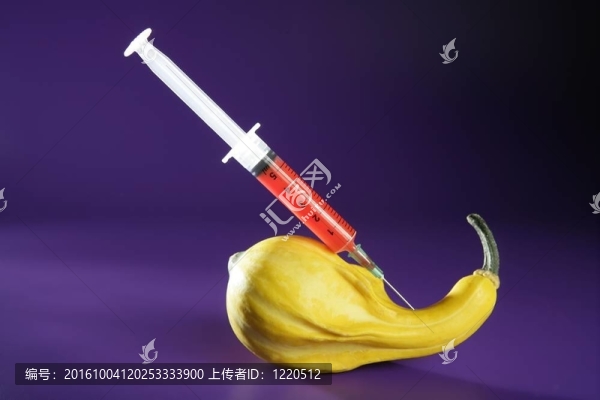 用注射器操作的南瓜