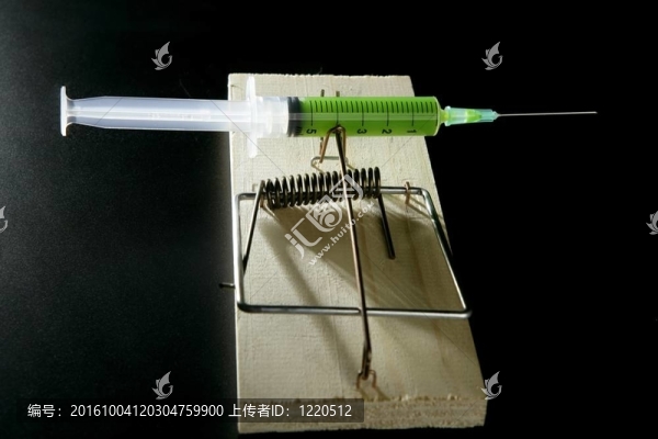 鼠標陷阱上的彩色注射器