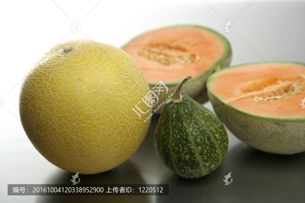 兩個(gè)甜瓜水果和南瓜