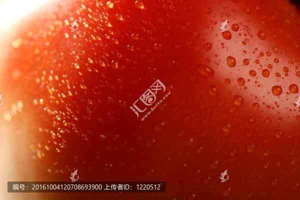 紅番茄在綠色背景下的宏觀