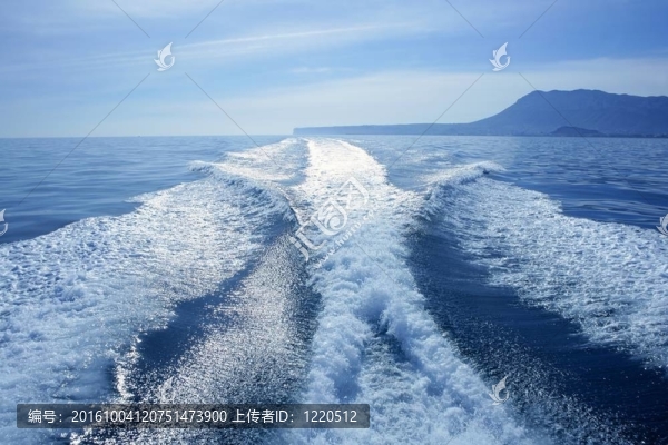 藍(lán)色的海洋上的白色的船