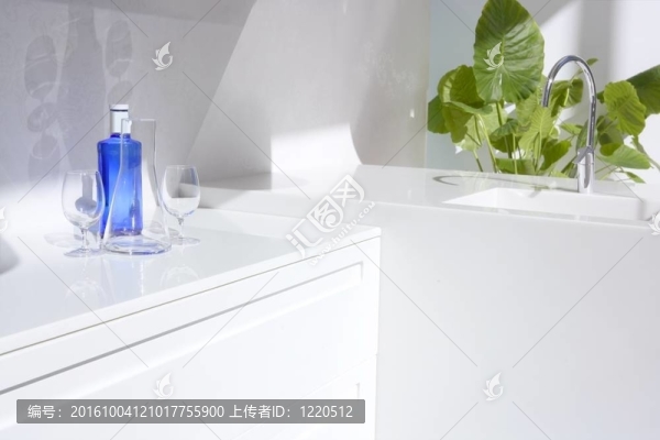 白色現(xiàn)代廚房；藍(lán)色水壺和植物