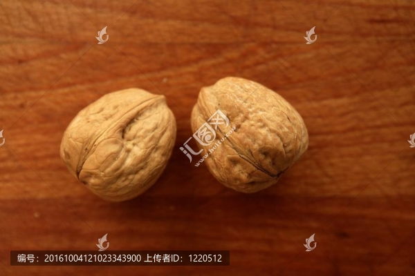 黃金木桌上的兩個(gè)核桃