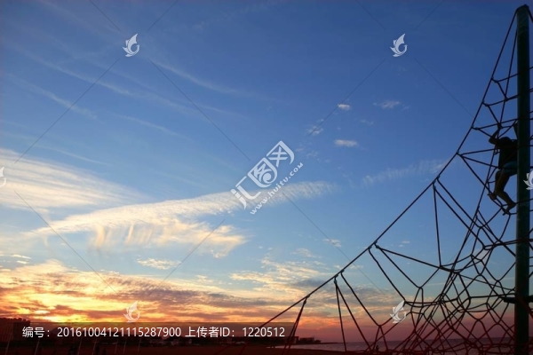 在該公園的日落；藍(lán)色和紅色的天空