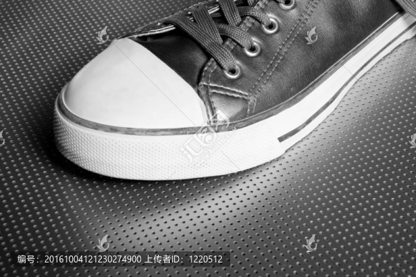 銀色運(yùn)動(dòng)鞋細(xì)節(jié)超過灰色鋼