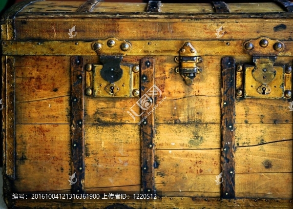 舊木箱；金色樹干
