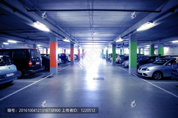 藍(lán)色冷光背光的室內(nèi)停車(chē)場(chǎng)