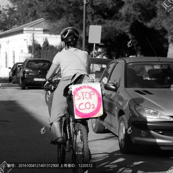 一個(gè)消息在自行車的女人：停止CO2