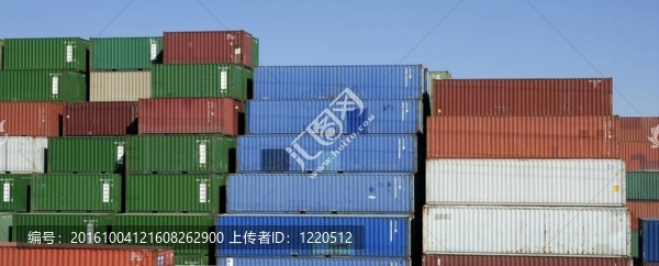 堆積貨運集裝箱；藍天