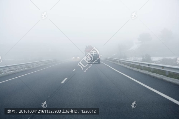 霧灰色的道路；汽車駛入霧中