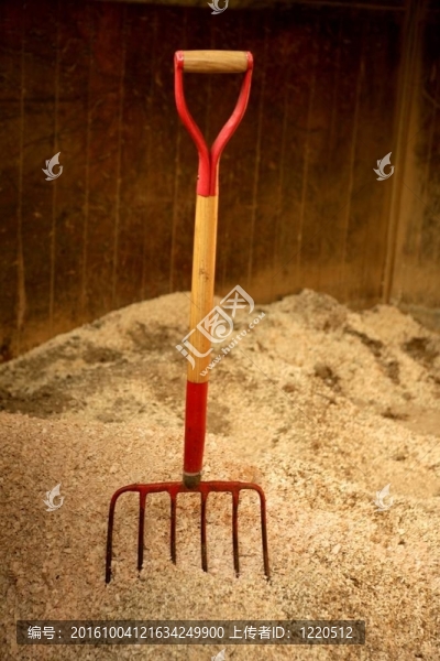 馬廄用稻草叉工具；木屑。