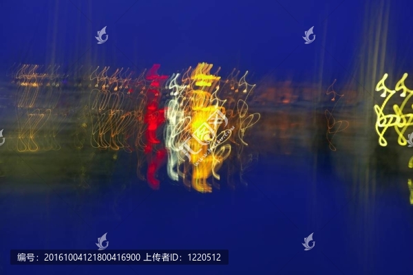 摘要模糊彩色串在藍(lán)色的夜晚