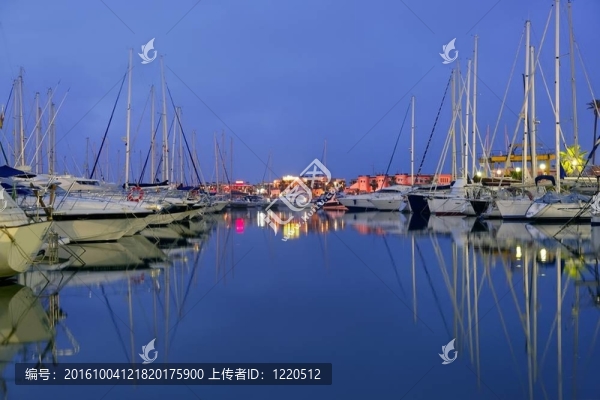 美麗的夜晚藍(lán)色碼頭在地中海