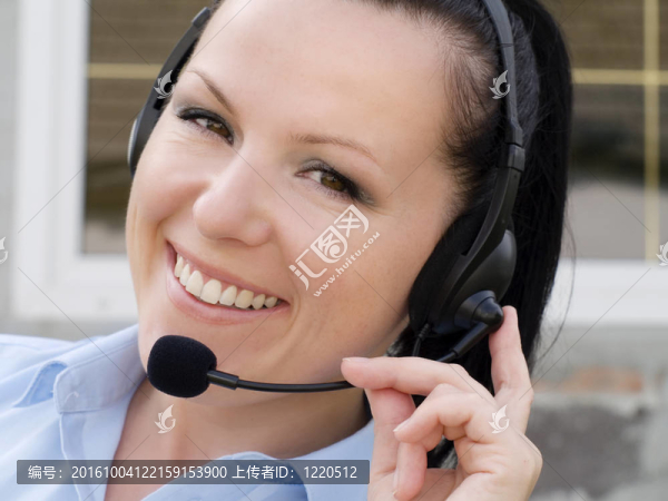 微笑的女?huà)D人說(shuō)話(huà)的耳機(jī)