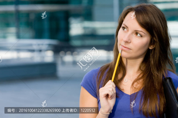美麗的白人女孩沉思的思考