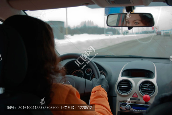 年輕女子駕駛汽車負責