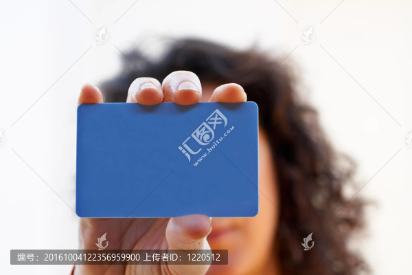 女士手里拿著一張信用卡