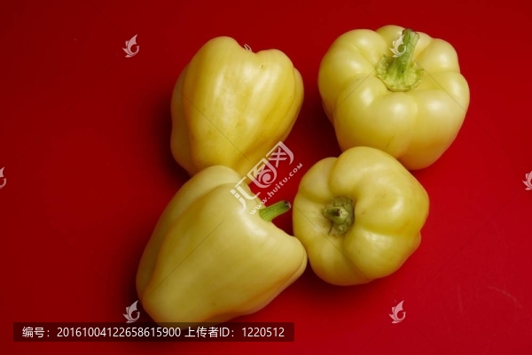 紅色背景上的小辣椒