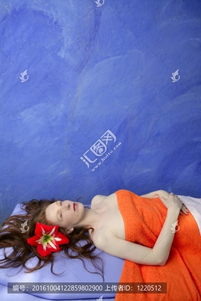 在按摩的藍板美麗的紅發(fā)女人