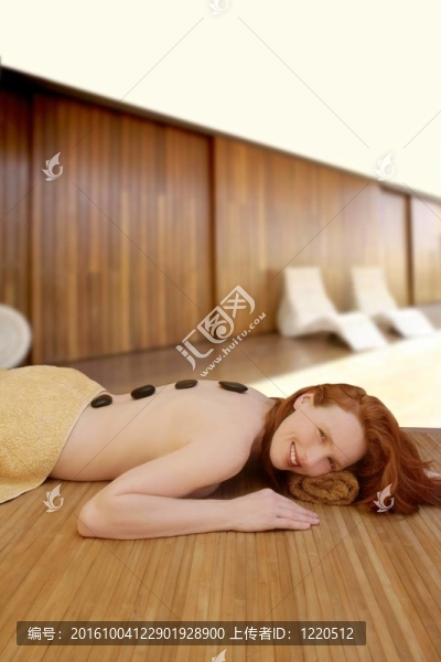 美女背上放松黑石頭